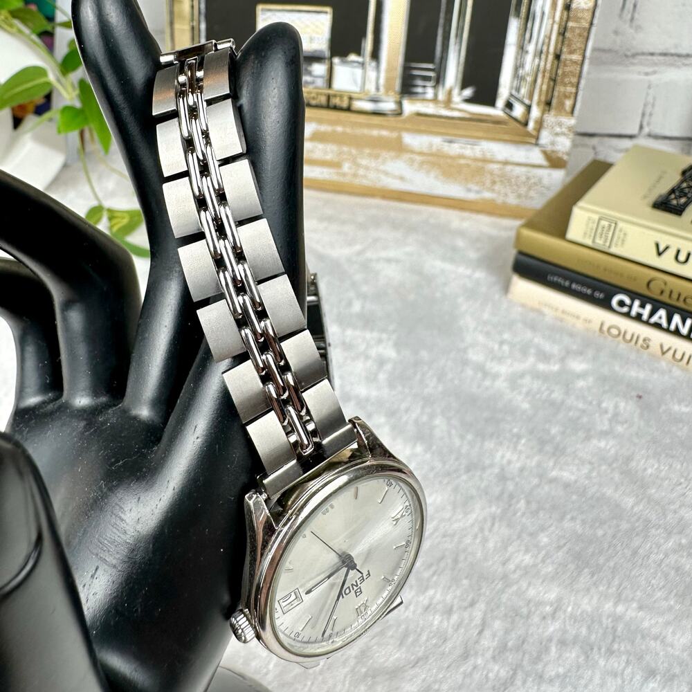 Fendi women’s silver watch 210G Good Pre-Owned - Picture 6 of 13